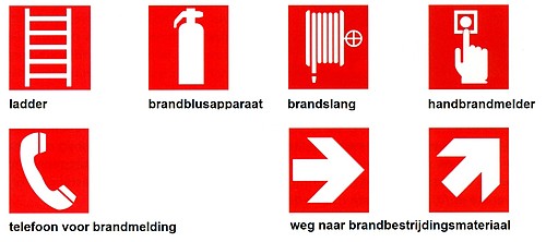 Zeven rode vierkante borden voor brandbestrijding, onder meer ladder, brandblusapparaat, brandslang en handbrandmelder