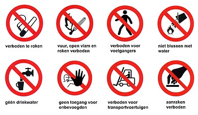 Acht ronde verbodsborden, wit met een rode rand en een rode schuine streep, onder meer verboden te roken, verboden voor voetgangers en niet blussen met water